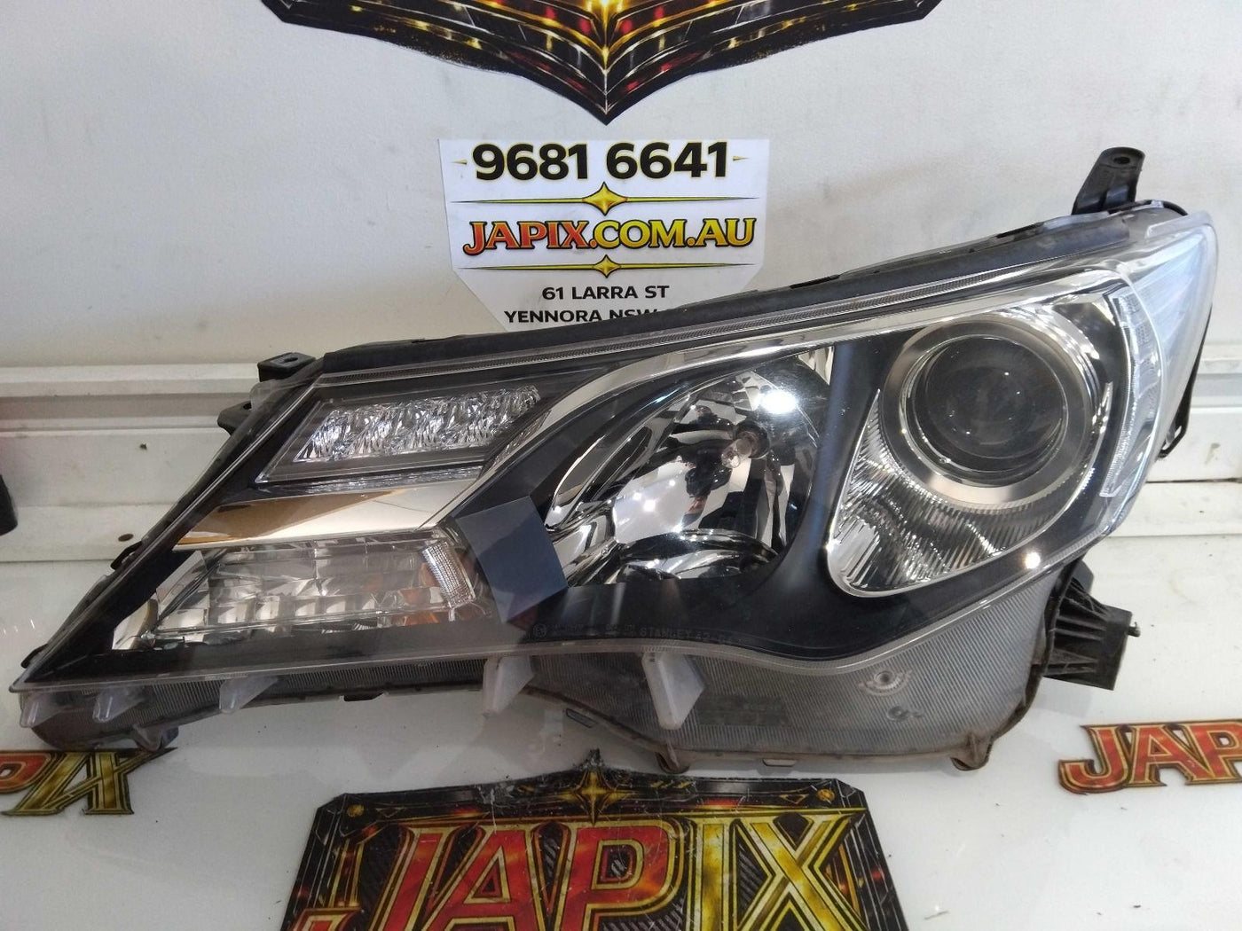 Toyota RAV4 XA40 GXL Left Headlight Halogen Manual Levelling 2012–2015 – Used Genuine